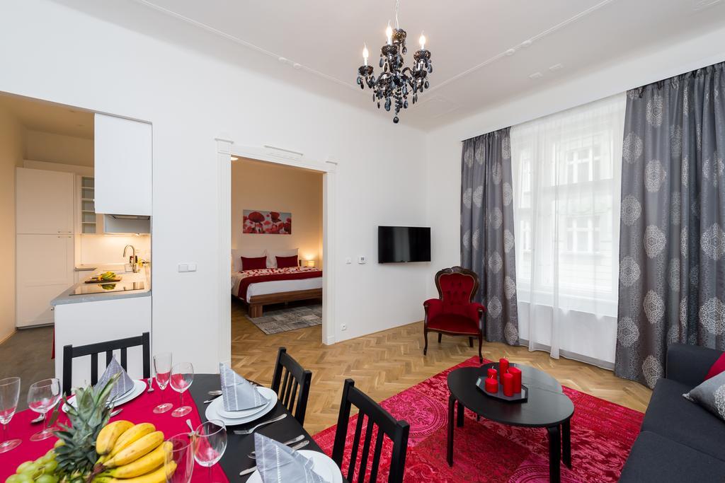 Love To Live Apartments Praha Bagian luar foto