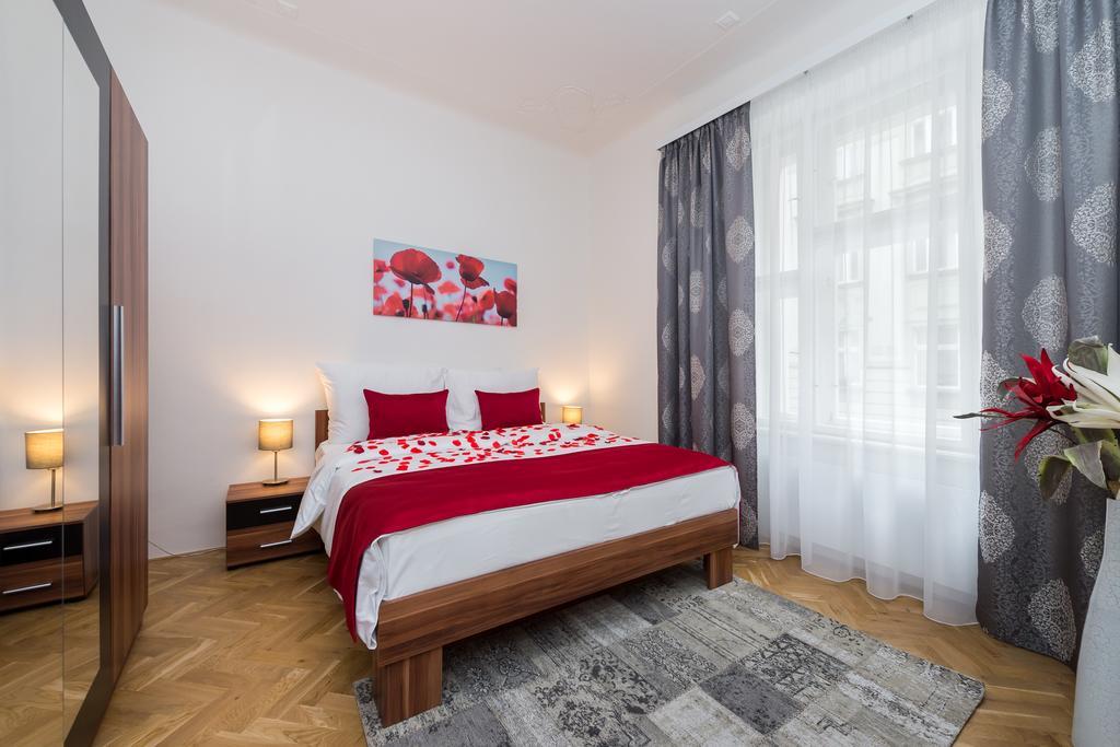 Love To Live Apartments Praha Bagian luar foto