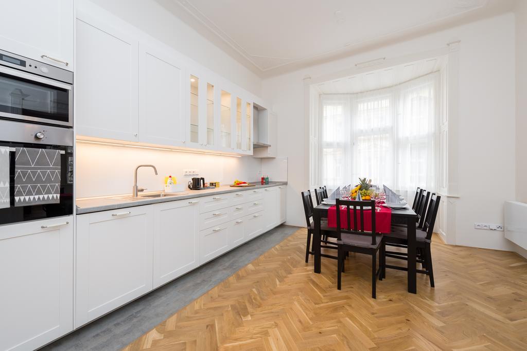 Love To Live Apartments Praha Bagian luar foto