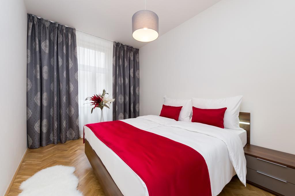Love To Live Apartments Praha Bagian luar foto