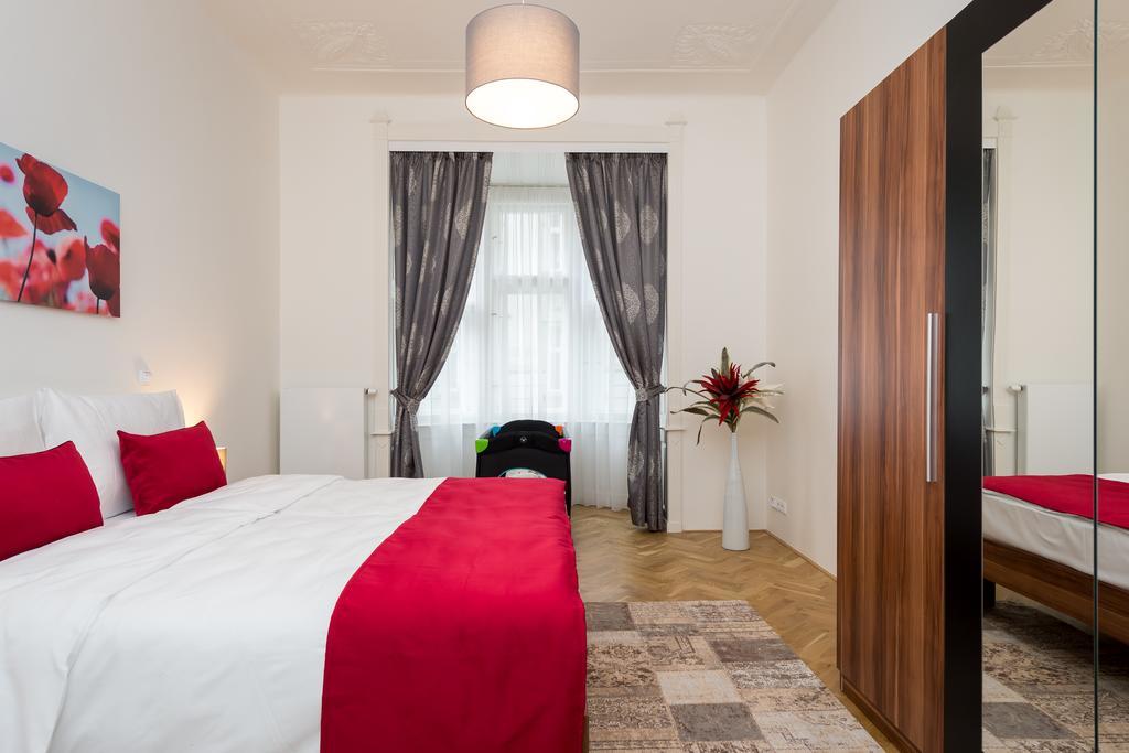 Love To Live Apartments Praha Bagian luar foto
