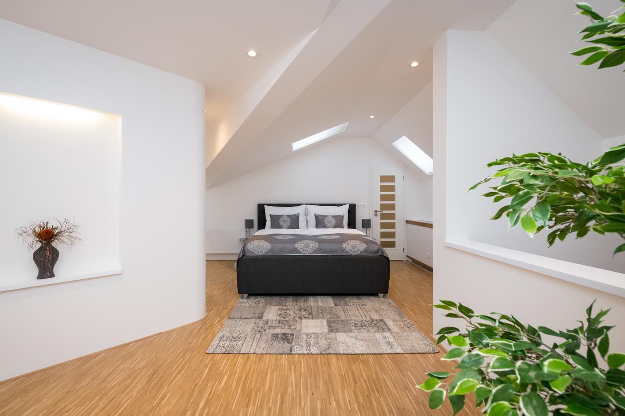 Love To Live Apartments Praha Bagian luar foto