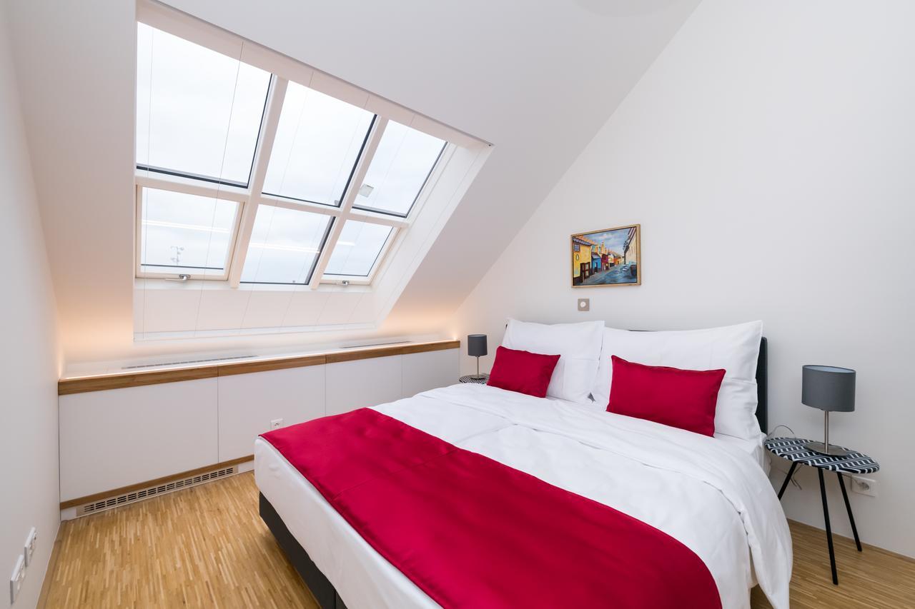 Love To Live Apartments Praha Bagian luar foto